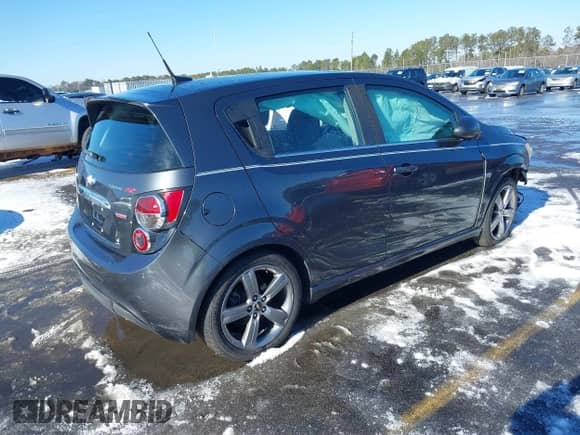 ✅ 2013 Chevrolet Sonic RS • VIN: 1G1JG6SB8D4232693 • Lot: 41385136. Wystawiony na IAAI z przebiegiem 126 782 mil mil. Skorzystaj z bezpłatnego archiwum sprzedaży aukcyjnych z USA i zobacz szczegółowy raport historii pojazdu na DreamBid. Zdjęcie 4.
