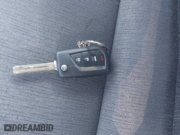 2020 Toyota Camry LE z VIN 4T1C11AK4LU980308, wystawiony jako IAAI lot #43580473 z przebiegiem 59 310 mil mil oraz . Historia ofert i sprzedaży dostępna na DreamBid. Obrazek 11.