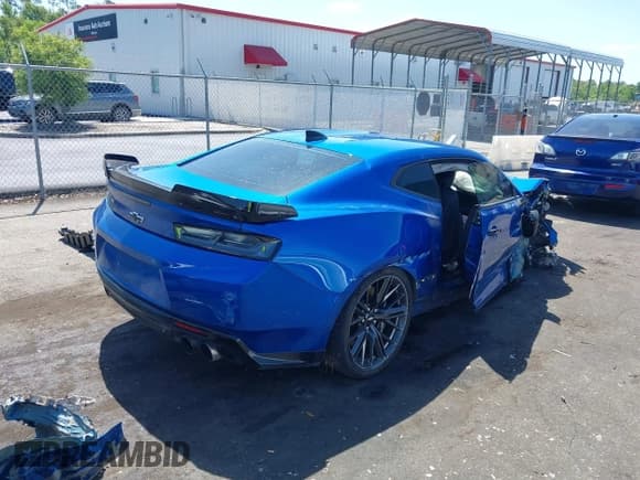 ✅ 2017 Chevrolet Camaro ZL1 • VIN: 1G1FK1R6XH0200745 • Lot: 42162388. Wystawiony na IAAI z przebiegiem 42 737 mil. Bezpłatny archiwum sprzedaży aukcyjnych z USA i szczegółowy raport historii pojazdu na DreamBid. Zdjęcie 4.