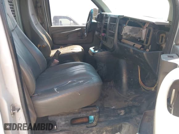 ✅ 2014 Chevrolet Express Cargo • VIN: 1GCWGFBAXE1212680 • Lot: 42450162. Wystawiony na IAAI z przebiegiem 253 657 mil. Bezpłatny archiwum sprzedaży aukcyjnych z USA i szczegółowy raport historii pojazdu na DreamBid. Zdjęcie 5.