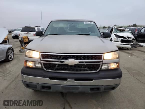 2006 Chevrolet Silverado 1500 LS z VIN 1GCEK19V76Z105868, wystawiony jako Copart lot #85512144 z przebiegiem 207 336 mil mil oraz Szkoda całkowita • Salvage title. Historia ofert i sprzedaży dostępna na DreamBid. Obrazek 5.