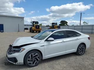 ✅ 2023 Volkswagen Jetta SEL • VIN: 3VWGM7BU6PM009236 • Лот: 70185255. Опубликован ранее на Copart с пробегом 46 962 миль. Бесплатный доступ к архиву аукционных продаж из США и подробный отчёт об истории автомобиля на DreamBid. Изображение 1.