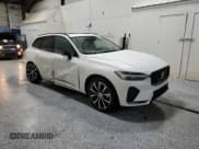 ✅ 2025 Volvo XC60 Plus • VIN: YV4M12RC9S1182962 • Lot: 89471595. Wystawiony na Copart z przebiegiem 10 810 mil. Bezpłatny archiwum sprzedaży aukcyjnych z USA i szczegółowy raport historii pojazdu na DreamBid. Zdjęcie 4.