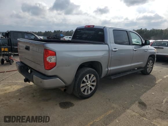 ✅ 2017 Toyota Tundra Limited • VIN: 5TFFW5F12HX213217 • Lot: 49229135. Wystawiony na Copart z przebiegiem 295 456 mil. Bezpłatny archiwum sprzedaży aukcyjnych z USA i szczegółowy raport historii pojazdu na DreamBid. Zdjęcie 3.