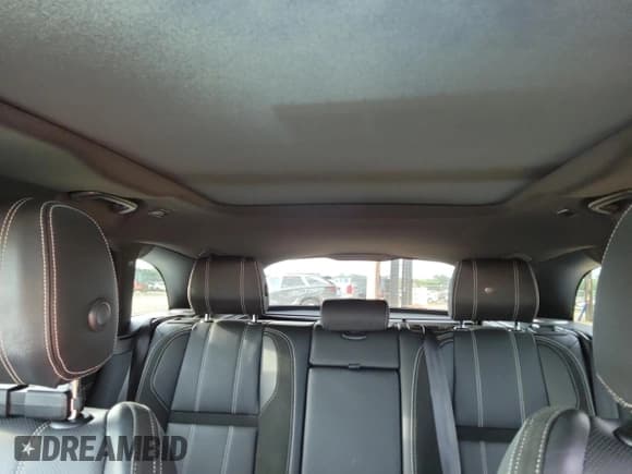 ✅ 2019 Land Rover Range Rover Velar R-Dynamic SE • VIN: SALYL2EX2KA232424 • Lot: 70461845. Wystawiony na Copart z przebiegiem 46 025 mil. Bezpłatny archiwum sprzedaży aukcyjnych z USA i szczegółowy raport historii pojazdu na DreamBid. Zdjęcie 10.