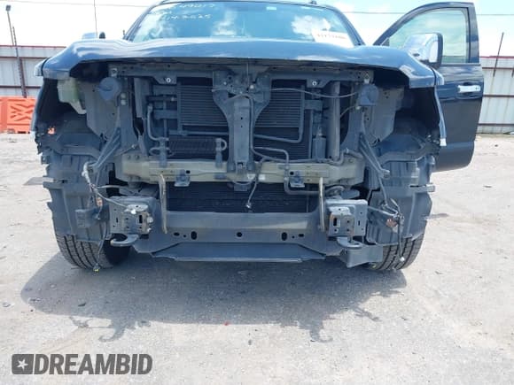 ✅ 2017 Nissan Titan Platinum Reserve • VIN: 1N6AA1E69HN507463 • Lot: 42173186. Wystawiony na IAAI z przebiegiem 198 565 mil. Bezpłatny archiwum sprzedaży aukcyjnych z USA i szczegółowy raport historii pojazdu na DreamBid. Zdjęcie 6.