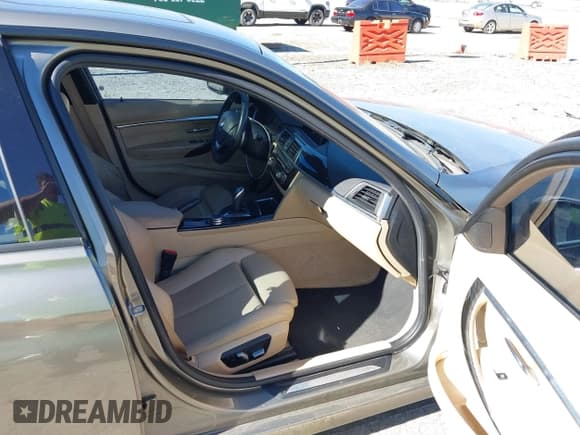 ✅ 2016 BMW 3 Series 328i • VIN: WBA8E9G57GNT86159 • Lot: 43480531. Wystawiony na IAAI z przebiegiem 116 120 mil. Bezpłatny archiwum sprzedaży aukcyjnych z USA i szczegółowy raport historii pojazdu na DreamBid. Zdjęcie 5.