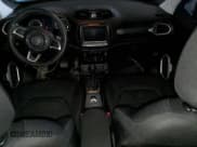 ✅ 2020 Jeep Renegade Latitude • VIN: ZACNJBBB2LPL23877 • Lot: 51942675. Wystawiony na Copart z przebiegiem 67 720 mil. Bezpłatny archiwum sprzedaży aukcyjnych z USA i szczegółowy raport historii pojazdu na DreamBid. Zdjęcie 8.