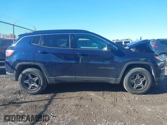 ✅ 2018 Jeep Compass Latitude • VIN: 3C4NJDBB8JT281803 • Lot: 43534542. Wystawiony na IAAI z przebiegiem 114 046 mil. Bezpłatny archiwum sprzedaży aukcyjnych z USA i szczegółowy raport historii pojazdu na DreamBid. Zdjęcie 13.