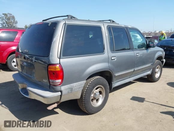 ✅ 1999 Ford Explorer XLT • VIN: 1FMZU32E8XUA34921 • Lot: 42162432. Wystawiony na IAAI z przebiegiem 263 443 mil. Bezpłatny archiwum sprzedaży aukcyjnych z USA i szczegółowy raport historii pojazdu na DreamBid. Zdjęcie 4.
