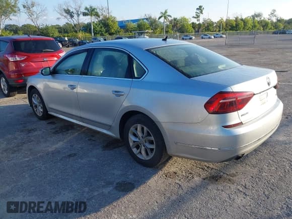 ✅ 2017 Volkswagen Passat S • VIN: 1VWAT7A38HC079423 • Lot: 43786850. Wystawiony na IAAI z przebiegiem 195 592 mil. Bezpłatny archiwum sprzedaży aukcyjnych z USA i szczegółowy raport historii pojazdu na DreamBid. Zdjęcie 3.