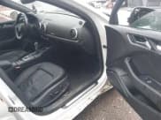 ✅ 2020 Audi A3 Premium Plus • VIN: WAUCUGFF3LA098989 • Lot: 42431436. Wystawiony na IAAI z przebiegiem 47 791 mil. Bezpłatny archiwum sprzedaży aukcyjnych z USA i szczegółowy raport historii pojazdu na DreamBid. Zdjęcie 5.