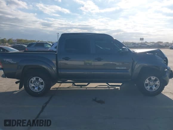 ✅ 2011 Toyota Tacoma PreRunner • VIN: 3TMJU4GN3BM118304 • Lot: 43431616. Listed on IAAI with 263,088 mi. Free auction sales archive from the USA and detailed vehicle history report at DreamBid. Image 13.