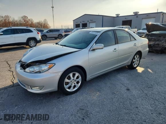 ✅ 2005 Toyota Camry XLE • VIN: 4T1BF30K55U110855 • Лот: 93023335. Опубликован ранее на Copart с пробегом 171 070 миль. Бесплатный доступ к архиву аукционных продаж из США и подробный отчёт об истории автомобиля на DreamBid. Изображение 1.