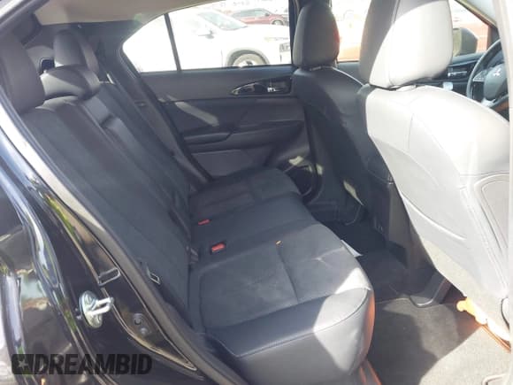 ✅ 2024 Mitsubishi Eclipse Cross SE • VIN: JA4ATWAA0RZ028714 • Lot: 43534939. Wystawiony na IAAI z przebiegiem 5 525 mil. Bezpłatny archiwum sprzedaży aukcyjnych z USA i szczegółowy raport historii pojazdu na DreamBid. Zdjęcie 8.