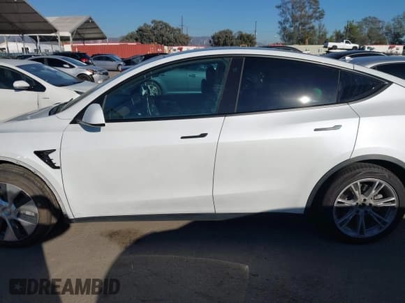 ✅ 2021 Tesla Model Y Long Range • VIN: 5YJYGDEE9MF094414 • Lot: 43499821. Wystawiony na IAAI z przebiegiem 115 801 mil. Bezpłatny archiwum sprzedaży aukcyjnych z USA i szczegółowy raport historii pojazdu na DreamBid. Zdjęcie 14.