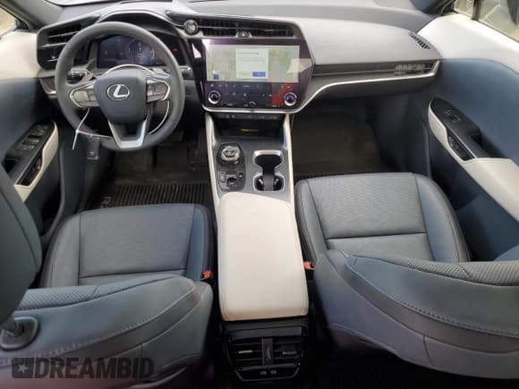 ✅ 2023 Lexus RZ 450e Premium • VIN: JTJAAAAB1PA005958 • Lot: 80736244. Wystawiony na Copart z przebiegiem 21 413 mil. Bezpłatny archiwum sprzedaży aukcyjnych z USA i szczegółowy raport historii pojazdu na DreamBid. Zdjęcie 8.