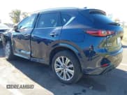 ✅ 2022 Mazda CX-5 Signature • VIN: JM3KFBXY1N0546948 • Lot: 43475970. Wystawiony na IAAI z przebiegiem 41 402 mil. Bezpłatny archiwum sprzedaży aukcyjnych z USA i szczegółowy raport historii pojazdu na DreamBid. Zdjęcie 3.