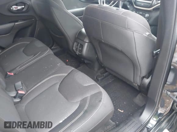 ✅ 2015 Jeep Cherokee Latitude • VIN: 1C4PJMCS3FW668154 • Lot: 43716947. Wystawiony na IAAI z przebiegiem 330 972 mil. Bezpłatny archiwum sprzedaży aukcyjnych z USA i szczegółowy raport historii pojazdu na DreamBid. Zdjęcie 8.