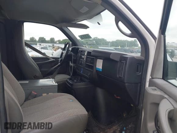 ✅ 2012 Chevrolet Express Cargo • VIN: 1GCWGFCAXC1183208 • Lot: 42873897. Wystawiony na IAAI z przebiegiem 204 582 mil. Bezpłatny archiwum sprzedaży aukcyjnych z USA i szczegółowy raport historii pojazdu na DreamBid. Zdjęcie 5.