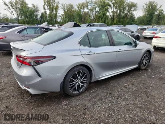 2022 Toyota Camry SE z VIN 4T1G11BK3NU051181, wystawiony jako Copart lot #70955225 z przebiegiem 43 417 mil mil oraz Szkoda całkowita • Salvage title. Historia ofert i sprzedaży dostępna na DreamBid. Obrazek 3.