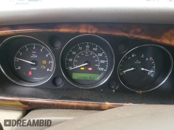 ✅ 2008 Jaguar XJ 8 LWB • VIN: SAJWA79B48SH21186 • Лот: 43704975. Опубликован ранее на Copart с пробегом 197 944 миль. Бесплатный доступ к архиву аукционных продаж из США и подробный отчёт об истории автомобиля на DreamBid. Изображение 9.