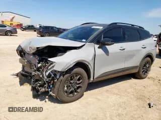 ✅ 2025 Kia Sportage X-Pro • VIN: 5XYK7CDF9SG282169 • Лот: 60831125. Опубликован ранее на Copart с пробегом 4 420 миль. Бесплатный доступ к архиву аукционных продаж из США и подробный отчёт об истории автомобиля на DreamBid. Изображение 1.