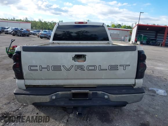 ✅ 2004 Chevrolet Silverado 2500HD LS • VIN: 1GCHC23284F256117 • Lot: 43453043. Wystawiony na IAAI z przebiegiem 327 650 mil. Bezpłatny archiwum sprzedaży aukcyjnych z USA i szczegółowy raport historii pojazdu na DreamBid. Zdjęcie 17.