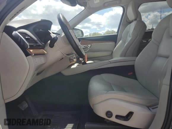 ✅ 2022 Volvo XC90 Momentum • VIN: YV4A22PK6N1811575 • Lot: 70121735. Wystawiony na Copart z przebiegiem 72 154 mil. Bezpłatny archiwum sprzedaży aukcyjnych z USA i szczegółowy raport historii pojazdu na DreamBid. Zdjęcie 7.