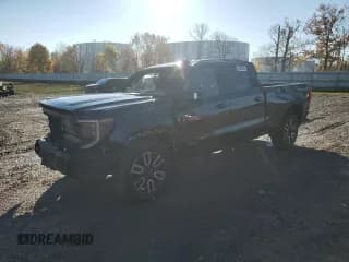 ✅ 2022 GMC Sierra 1500 AT4 • VIN: 1GTUUEET9NZ576310 • Lot: 89565345. Wystawiony na Copart z przebiegiem 30 936 mil. Bezpłatny archiwum sprzedaży aukcyjnych z USA i szczegółowy raport historii pojazdu na DreamBid. Zdjęcie 1.
