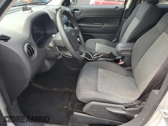 ✅ 2009 Jeep Patriot Sport • VIN: 1J4FF28B49D183042 • Lot: 67753095. Wystawiony na Copart z przebiegiem 131 402 mil. Bezpłatny archiwum sprzedaży aukcyjnych z USA i szczegółowy raport historii pojazdu na DreamBid. Zdjęcie 7.