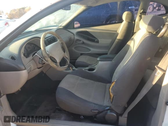 ✅ 2002 Ford Mustang Standard • VIN: 1FAFP40462F149180 • Lot: 92097525. Wystawiony na Copart z przebiegiem Nie podano. Bezpłatny archiwum sprzedaży aukcyjnych z USA i szczegółowy raport historii pojazdu na DreamBid. Zdjęcie 7.