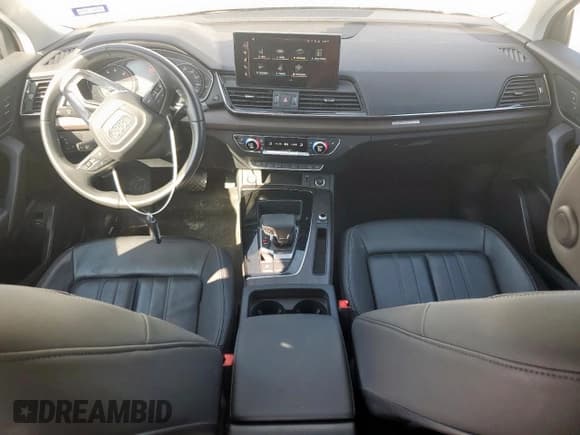 ✅ 2023 Audi Q5 Premium • VIN: WA1ABAFY4P2010864 • Lot: 80744625. Wystawiony na Copart z przebiegiem 28 416 mil. Bezpłatny archiwum sprzedaży aukcyjnych z USA i szczegółowy raport historii pojazdu na DreamBid. Zdjęcie 8.