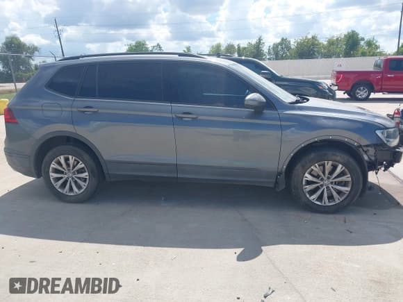 ✅ 2020 Volkswagen Tiguan S • VIN: 3VV1B7AX9LM008720 • Lot: 43394863. Wystawiony na IAAI z przebiegiem 54 191 mil. Bezpłatny archiwum sprzedaży aukcyjnych z USA i szczegółowy raport historii pojazdu na DreamBid. Zdjęcie 13.