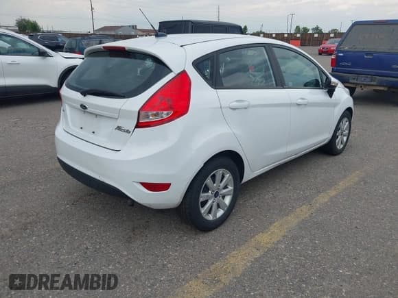 ✅ 2013 Ford Fiesta SE • VIN: 3FADP4EJ3DM215807 • Lot: 42778052. Wystawiony na IAAI z przebiegiem 101 074 mil. Bezpłatny archiwum sprzedaży aukcyjnych z USA i szczegółowy raport historii pojazdu na DreamBid. Zdjęcie 4.