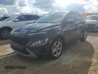 ✅ 2023 Hyundai Kona SEL • VIN: KM8K62ABXPU990351 • Лот: 73984334. Опубликован ранее на Copart с пробегом 14 506 миль. Бесплатный доступ к архиву аукционных продаж из США и подробный отчёт об истории автомобиля на DreamBid. Изображение 1.