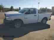 2017 Ram 1500 Tradesman z VIN 3C6JR6AG7HG786984, wystawiony jako Copart lot #81942525 z przebiegiem 118 280 mil mil oraz Szkoda całkowita • Salvage title. Historia ofert i sprzedaży dostępna na DreamBid. Obrazek 1.