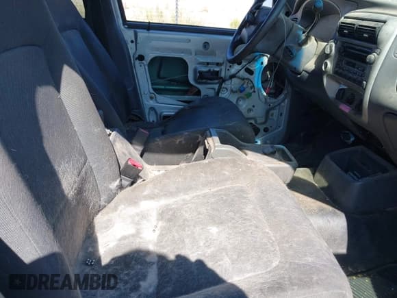 ✅ 2001 Ford Explorer Sport Trac • VIN: 1FMZU77E41UC02724 • Lot: 42462705. Wystawiony na IAAI z przebiegiem 205 638 mil. Bezpłatny archiwum sprzedaży aukcyjnych z USA i szczegółowy raport historii pojazdu na DreamBid. Zdjęcie 5.