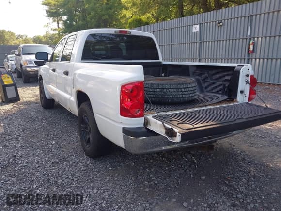 ✅ 2005 Dodge Dakota SLT • VIN: 1D7HW48N95S287753 • Lot: 42806103. Listed on IAAI with 166,000 mi. Free auction sales archive from the USA and detailed vehicle history report at DreamBid. Image 3.