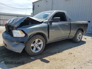 2010 Dodge 1500 ST z VIN 3D7JB1EK8AG165344, wystawiony jako Copart lot #81220685 z przebiegiem 141 958 mil mil oraz Szkoda całkowita • Salvage title. Historia ofert i sprzedaży dostępna na DreamBid. Obrazek 1.