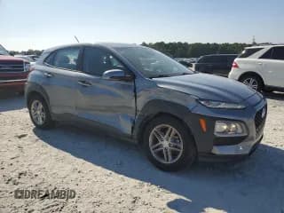 ✅ 2019 Hyundai Kona SE • VIN: KM8K12AA5KU208956 • Лот: 68233824. Опубликован ранее на Copart с пробегом 102 364 миль. Бесплатный доступ к архиву аукционных продаж из США и подробный отчёт об истории автомобиля на DreamBid. Изображение 4.
