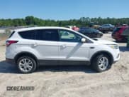 ✅ 2017 Ford Escape SE • VIN: 1FMCU9GD1HUC93888 • Lot: 42468768. Wystawiony na IAAI z przebiegiem 110 502 mil. Bezpłatny archiwum sprzedaży aukcyjnych z USA i szczegółowy raport historii pojazdu na DreamBid. Zdjęcie 13.