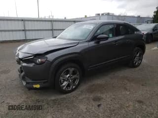 ✅ 2022 Mazda MX-30 Premium Plus • VIN: JM1DRADB4N0100893 • Lot: 46955985. Wystawiony na Copart z przebiegiem 25 705 mil. Bezpłatny archiwum sprzedaży aukcyjnych z USA i szczegółowy raport historii pojazdu na DreamBid. Zdjęcie 1.