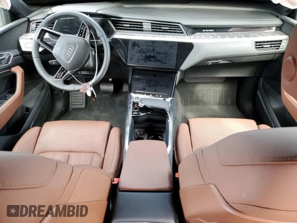 ✅ 2022 Audi e-tron Chronos • VIN: WA1VABGE1NB015127 • Lot: 59771023. Wystawiony na Copart z przebiegiem 12 716 mil. Bezpłatny archiwum sprzedaży aukcyjnych z USA i szczegółowy raport historii pojazdu na DreamBid. Zdjęcie 8.