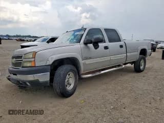 ✅ 2005 Chevrolet Silverado 2500HD LS • VIN: 1GCHK23235F936835 • Lot: 67784385. Wystawiony na Copart z przebiegiem Nie podano. Bezpłatny archiwum sprzedaży aukcyjnych z USA i szczegółowy raport historii pojazdu na DreamBid. Zdjęcie 1.