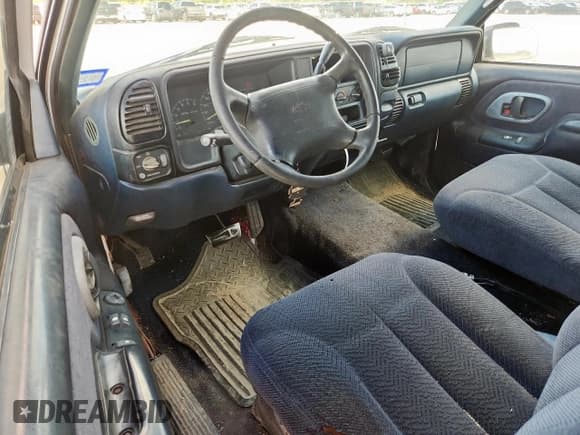 ✅ 1997 Chevrolet Silverado 1500 • VIN: 2GCEC19M3V1238008 • Lot: 82038375. Wystawiony na Copart z przebiegiem 290 520 mil. Bezpłatny archiwum sprzedaży aukcyjnych z USA i szczegółowy raport historii pojazdu na DreamBid. Zdjęcie 8.