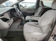 ✅ 2015 Toyota Sienna LE • VIN: 5TDKK3DCXFS557450 • Lot: 85326855. Wystawiony na Copart z przebiegiem 261 353 mil. Bezpłatny archiwum sprzedaży aukcyjnych z USA i szczegółowy raport historii pojazdu na DreamBid. Zdjęcie 7.