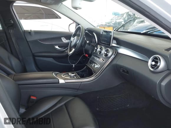 ✅ 2017 Mercedes-Benz C 300 • VIN: 55SWF4JB8HU220935 • Лот: 39645579. Опубликован ранее на IAAI с пробегом 37 338 миль. Бесплатный доступ к архиву аукционных продаж из США и подробный отчёт об истории автомобиля на DreamBid. Изображение 5.