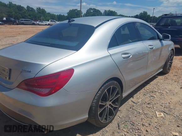 ✅ 2014 Mercedes-Benz CLA 250 • VIN: WDDSJ4EB5EN038573 • Lot: 42765439. Listed on IAAI with 123,880 mi. Free auction sales archive from the USA and detailed vehicle history report at DreamBid. Image 17.