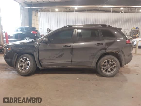 ✅ 2020 Jeep Cherokee Trailhawk • VIN: 1C4PJMBX8LD627104 • Лот: 41493732. Опубликован ранее на IAAI с пробегом 46 463 миль. Бесплатный доступ к архиву аукционных продаж из США и подробный отчёт об истории автомобиля на DreamBid. Изображение 14.